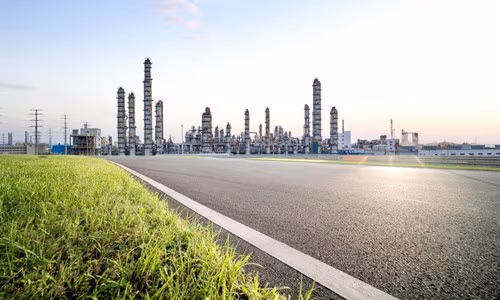 Instalație industrială pe timp de noapte