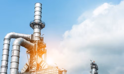 Coș industrial iluminat de soare într-o rafinărie